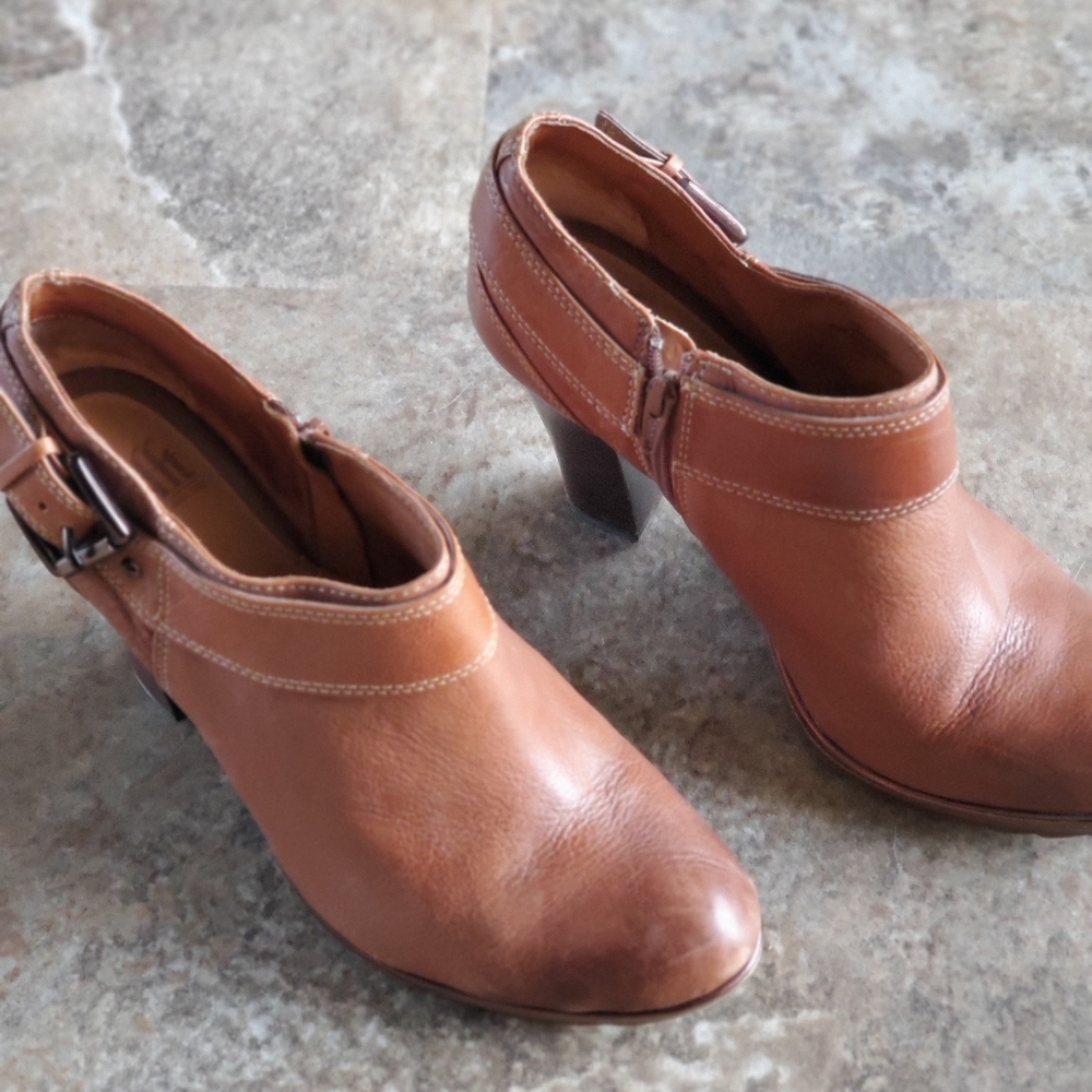 Women ankle boot sz8.5